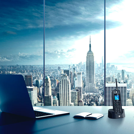 Motorola O206 Long Range Cordless Phone, Six Handsets Landline Phones Motorola